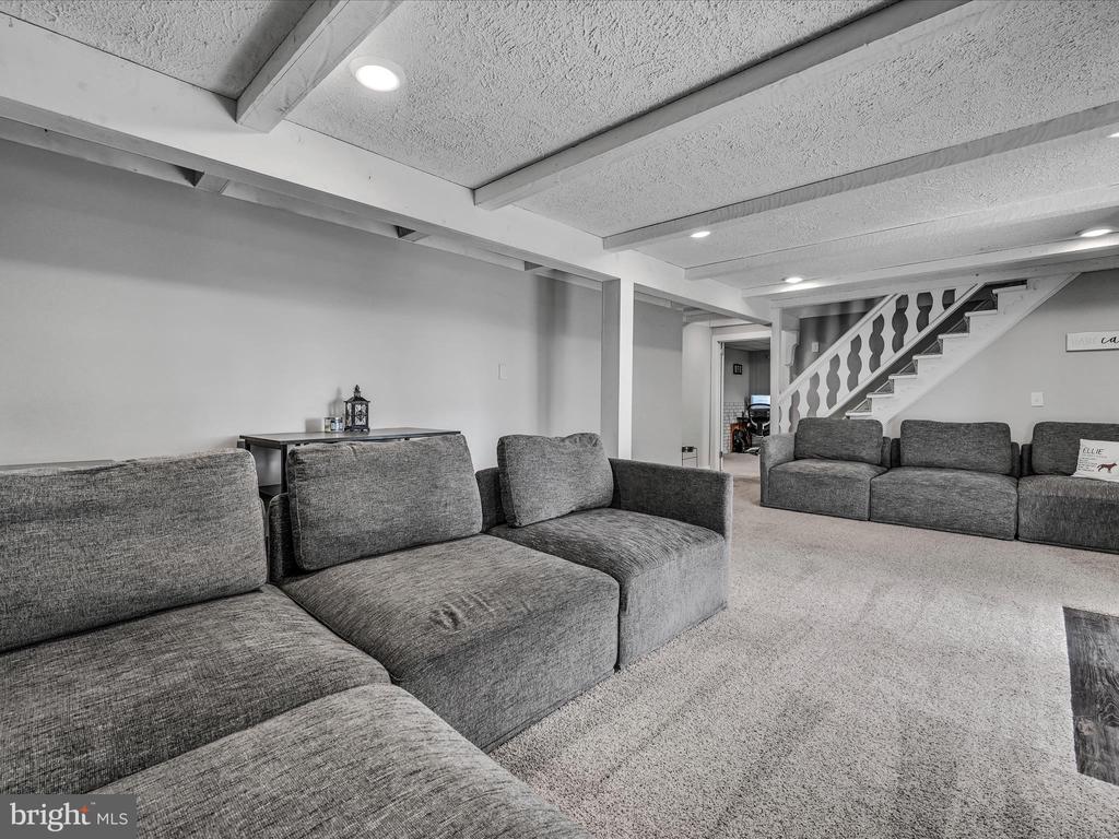 242 BUTTONWOOD DRIVE