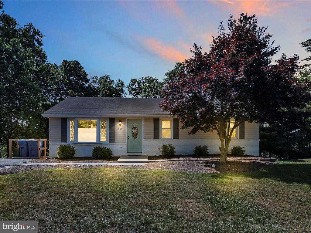 242 BUTTONWOOD DRIVE