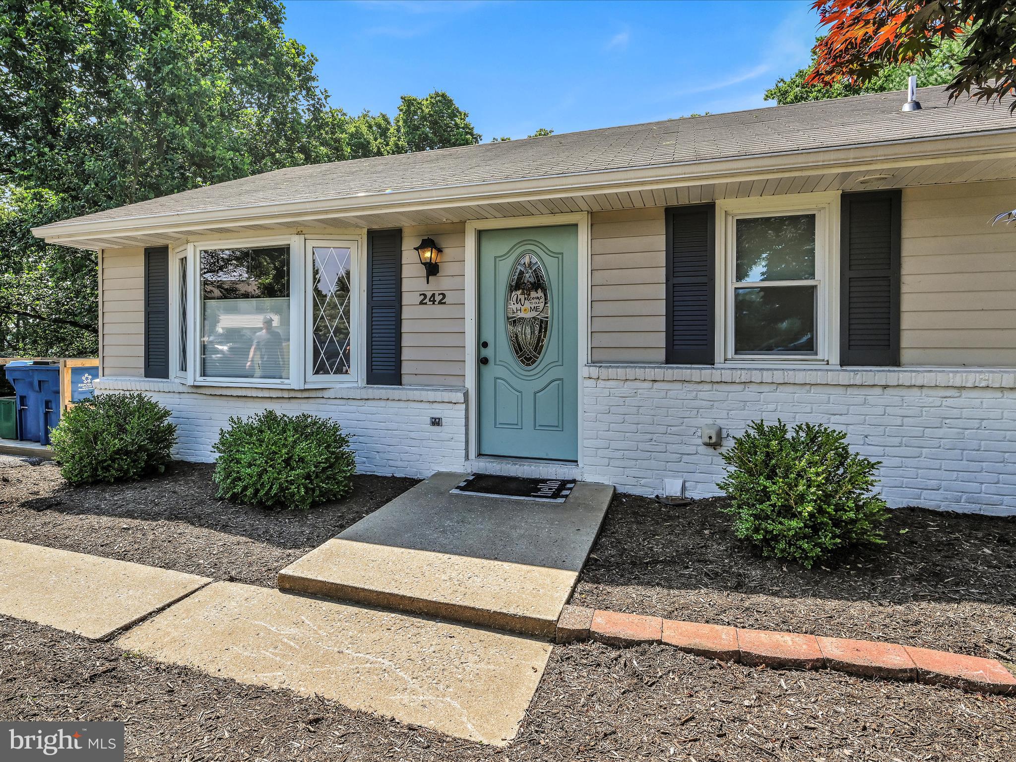 242 BUTTONWOOD DRIVE