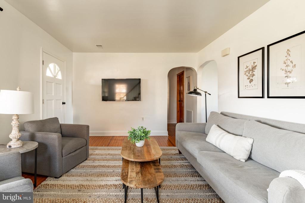 211 E LEXINGTON ROAD