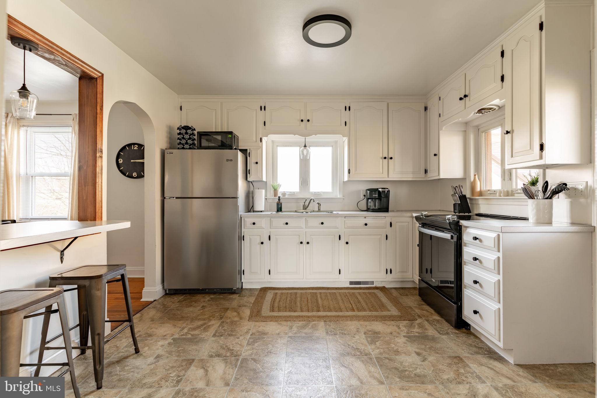 211 E LEXINGTON ROAD