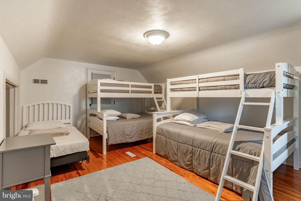 211 E LEXINGTON ROAD