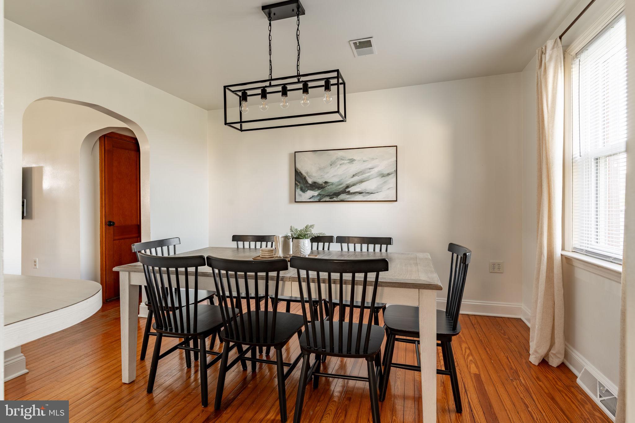 211 E LEXINGTON ROAD