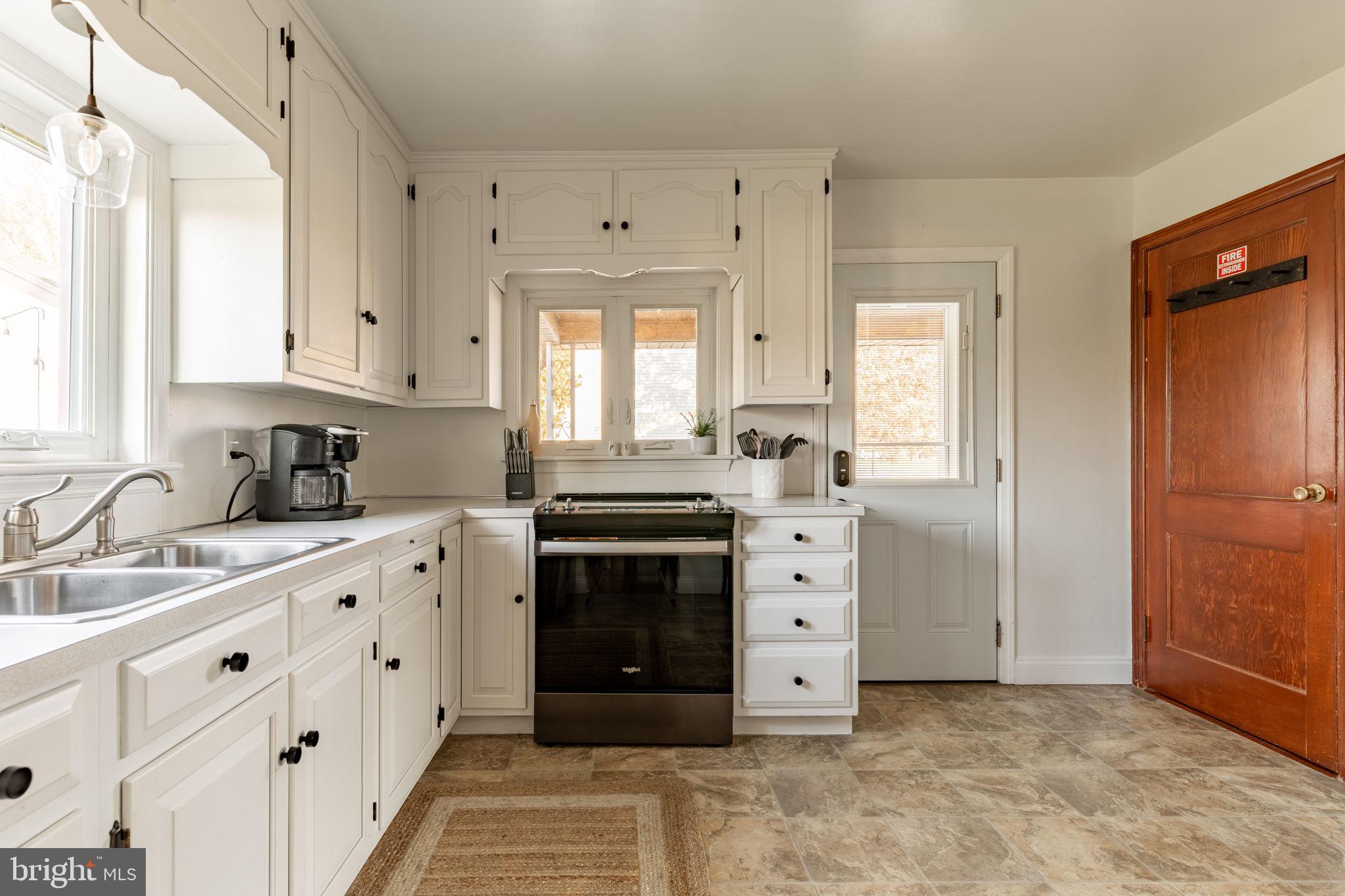 211 E LEXINGTON ROAD