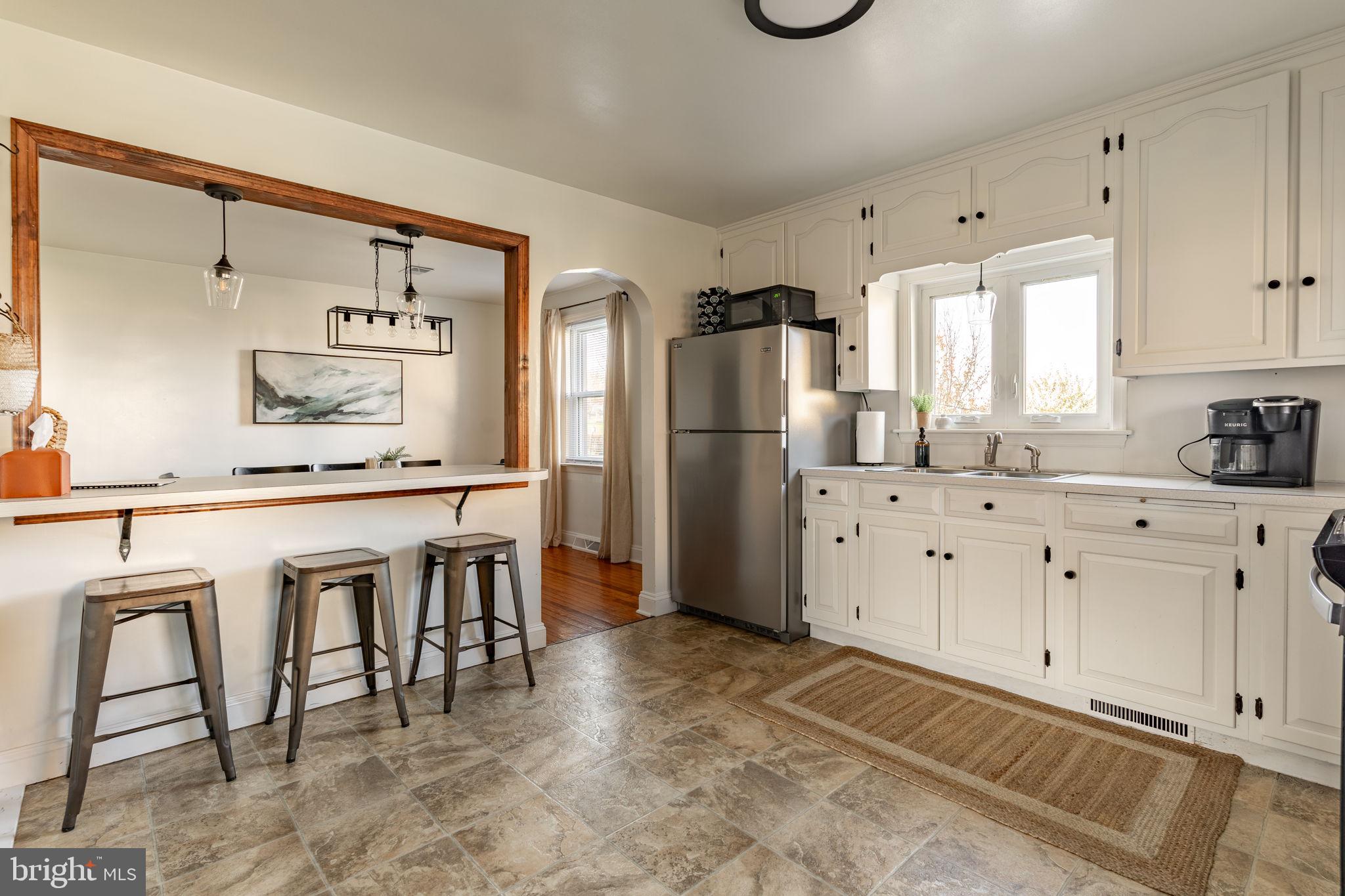 211 E LEXINGTON ROAD