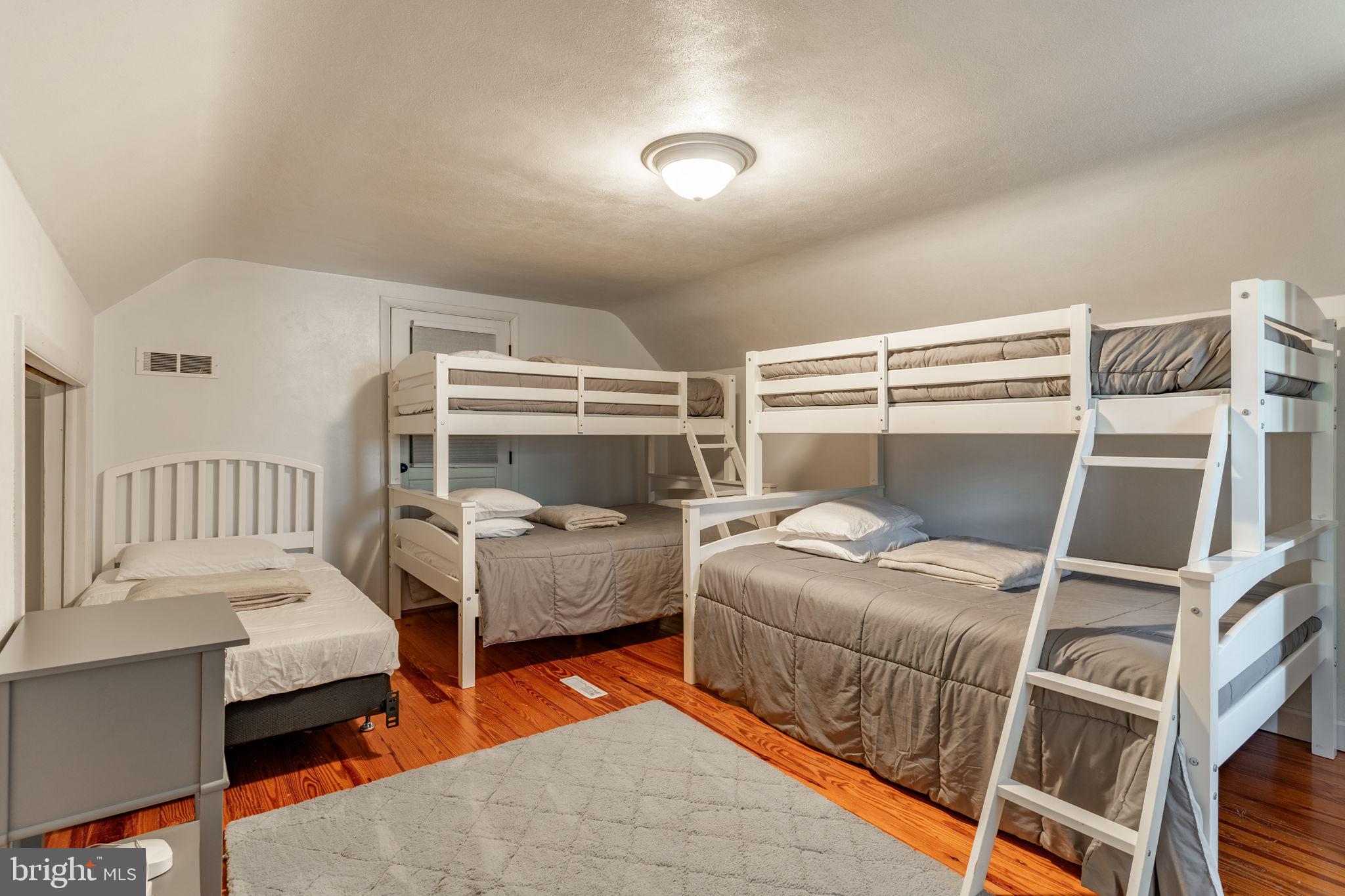 211 E LEXINGTON ROAD