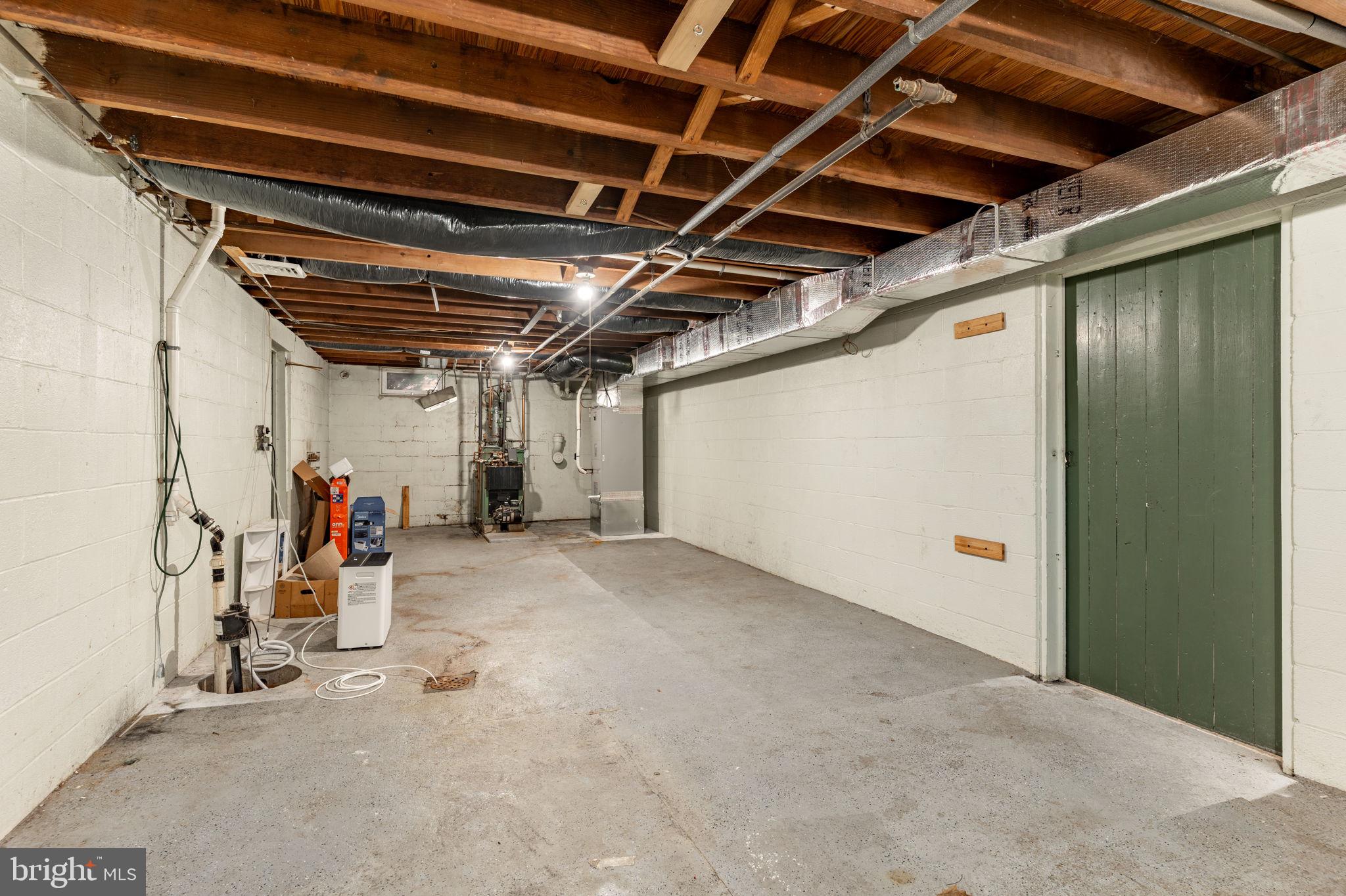 211 E LEXINGTON ROAD