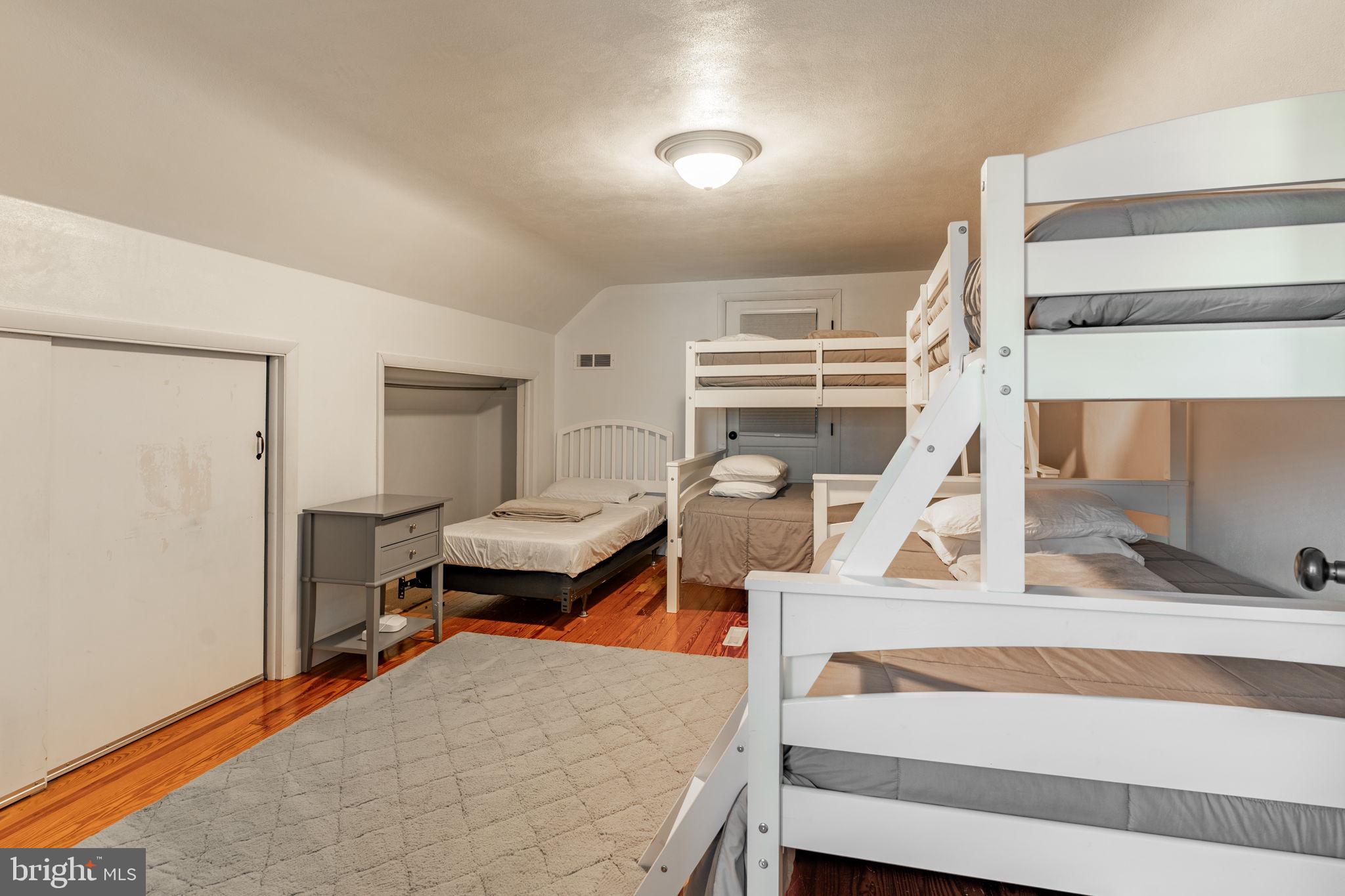 211 E LEXINGTON ROAD