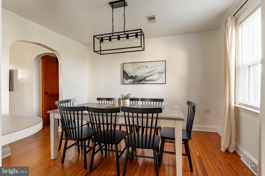 211 E LEXINGTON ROAD