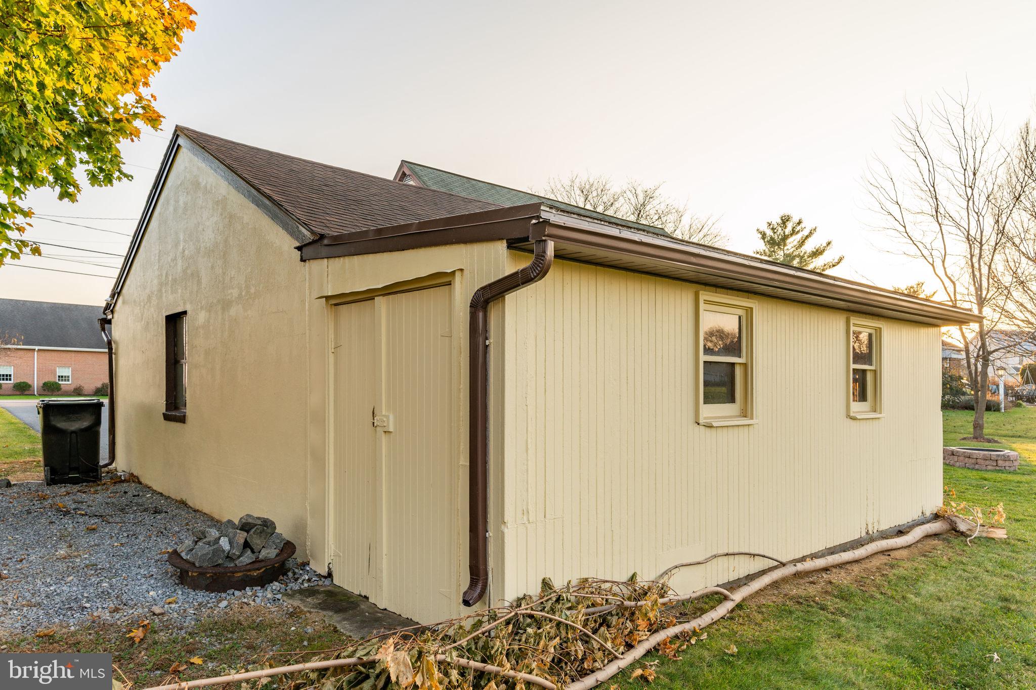 211 E LEXINGTON ROAD