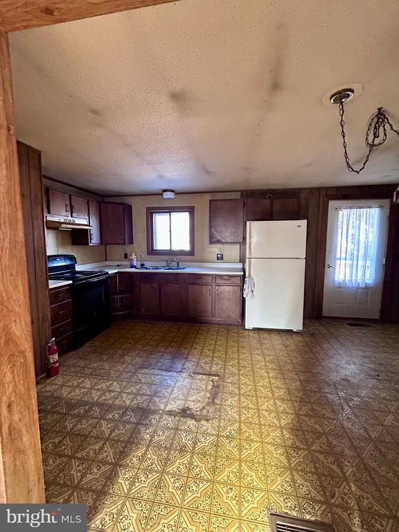 1002 CREEK ROAD