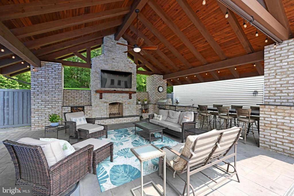 124 SILVER DRIVE