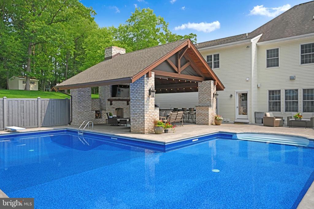 124 SILVER DRIVE