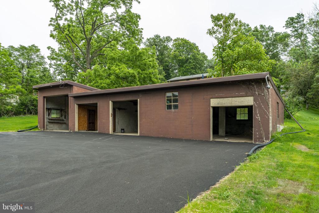 105 LAKE ROAD