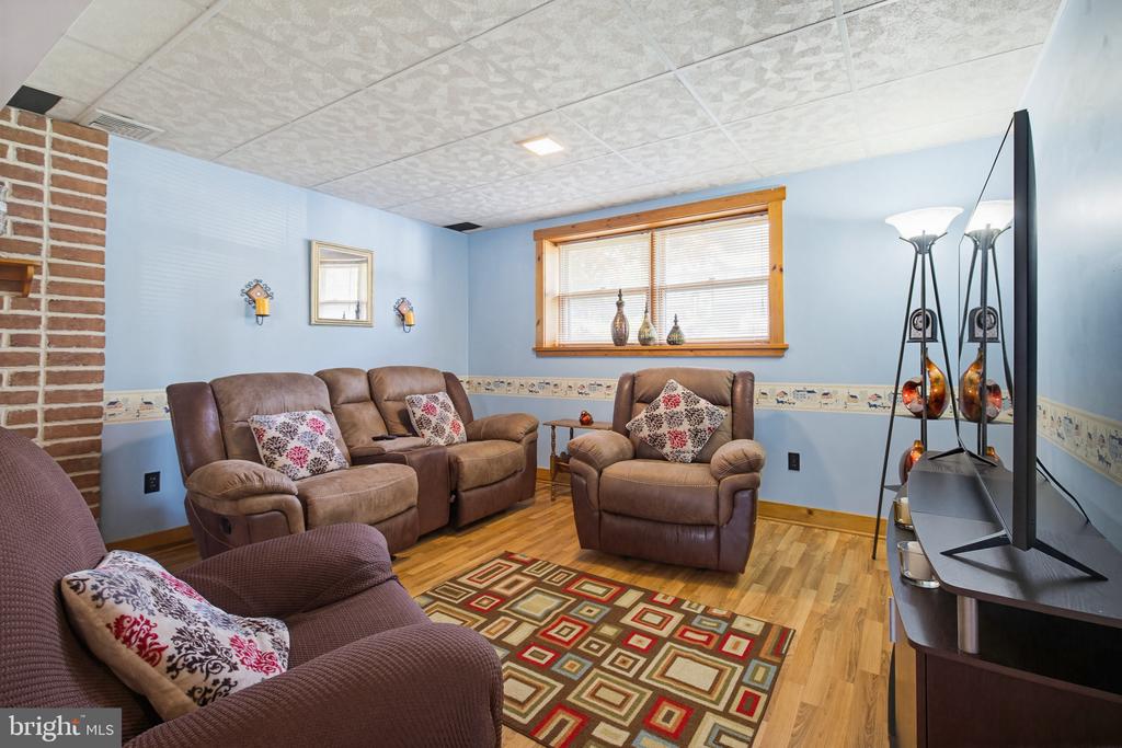 2637 Hemlock DR