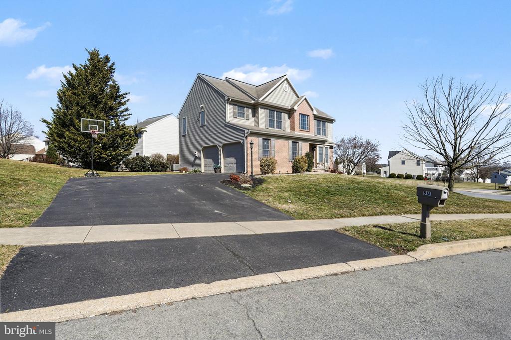 815 BUCKINGHAM BOULEVARD