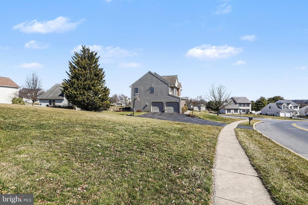 815 BUCKINGHAM BOULEVARD