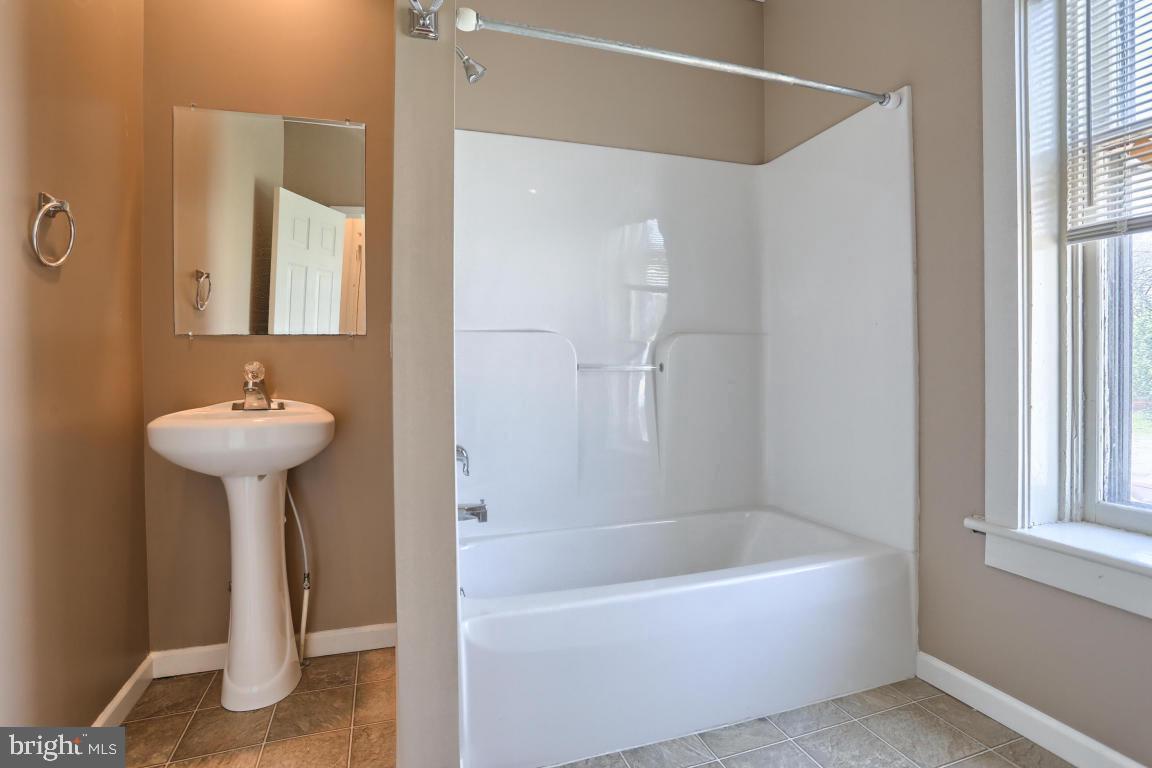 403-405 N RAILROAD STREET