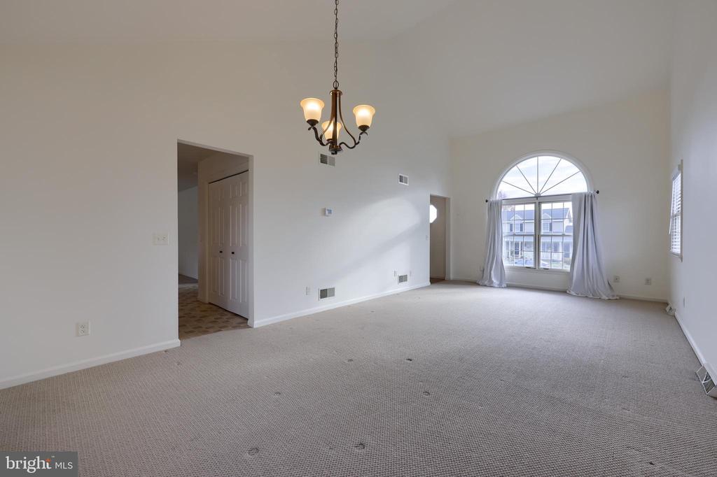 10 FOXCHASE LANE