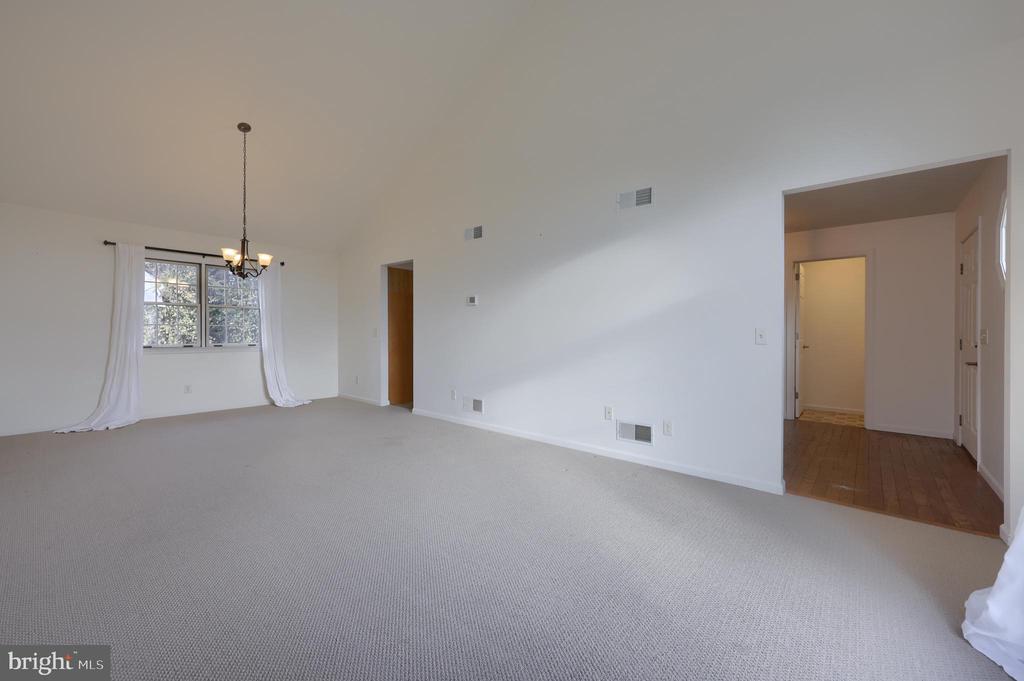10 FOXCHASE LANE