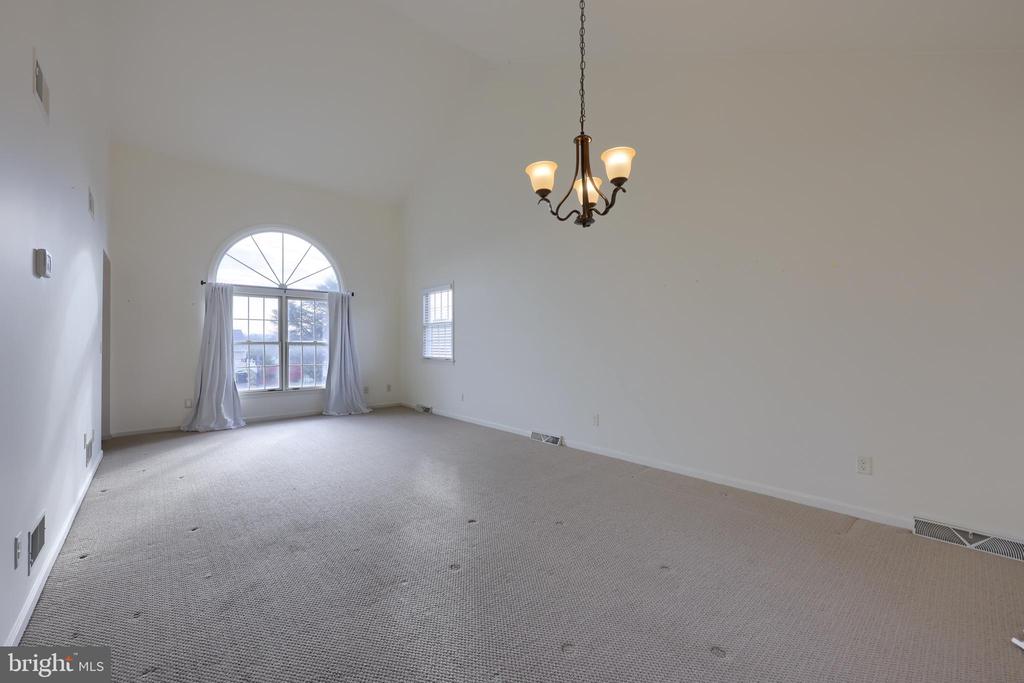 10 FOXCHASE LANE