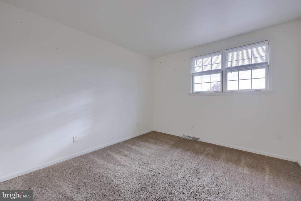 10 FOXCHASE LANE