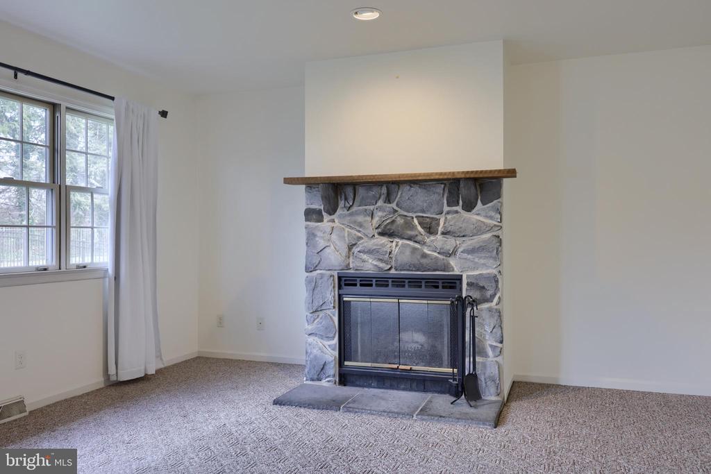 10 FOXCHASE LANE