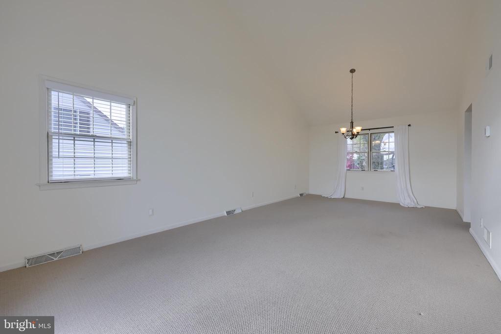 10 FOXCHASE LANE