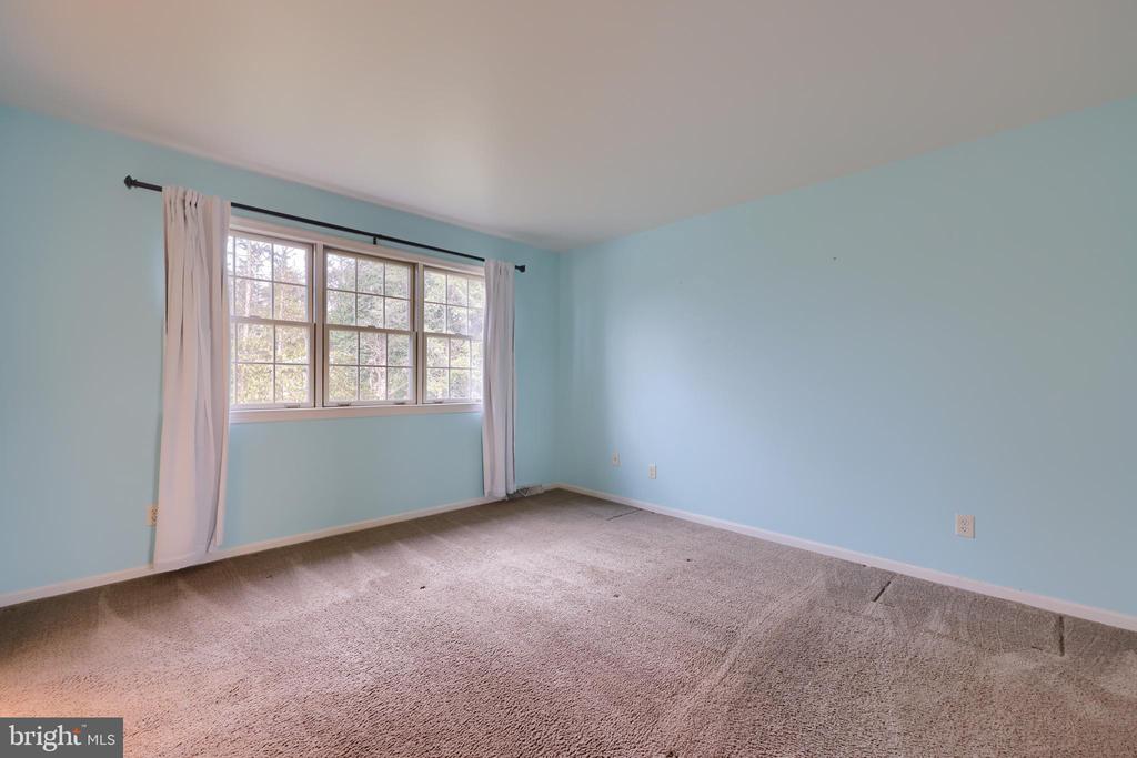 10 FOXCHASE LANE