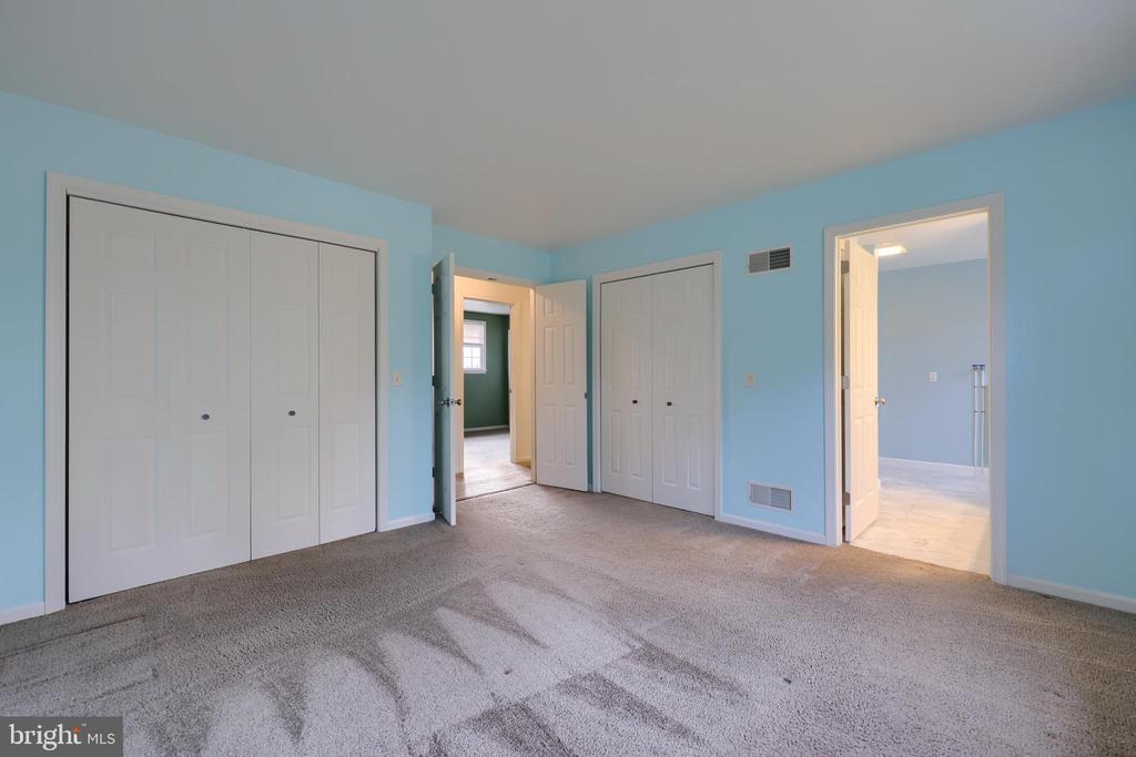 10 FOXCHASE LANE
