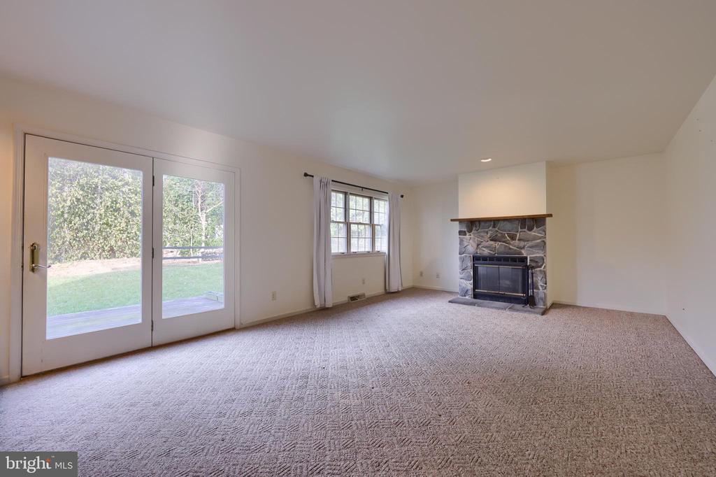 10 FOXCHASE LANE