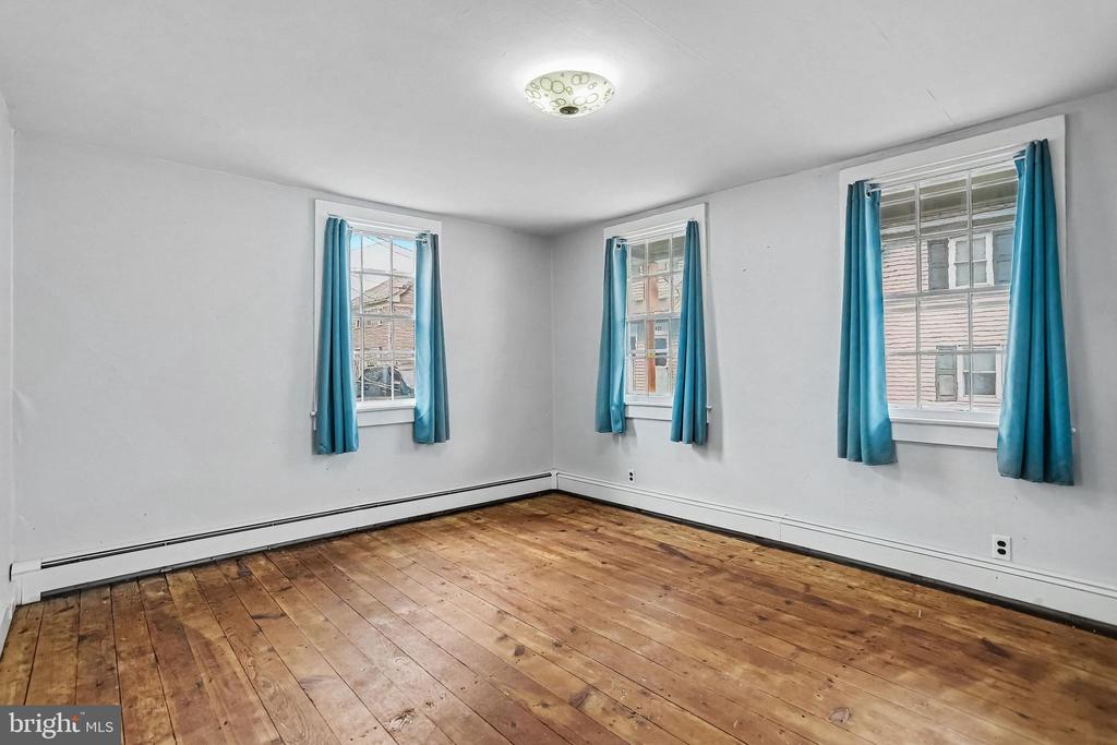 428 W QUEEN STREET