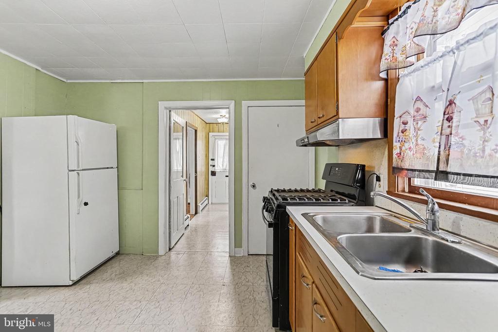 428 W QUEEN STREET