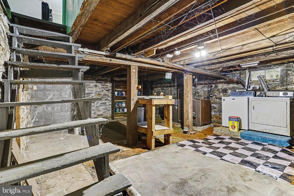 428 W QUEEN STREET