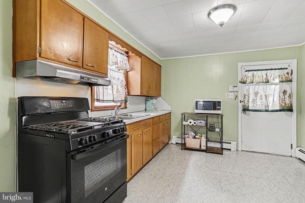428 W QUEEN STREET