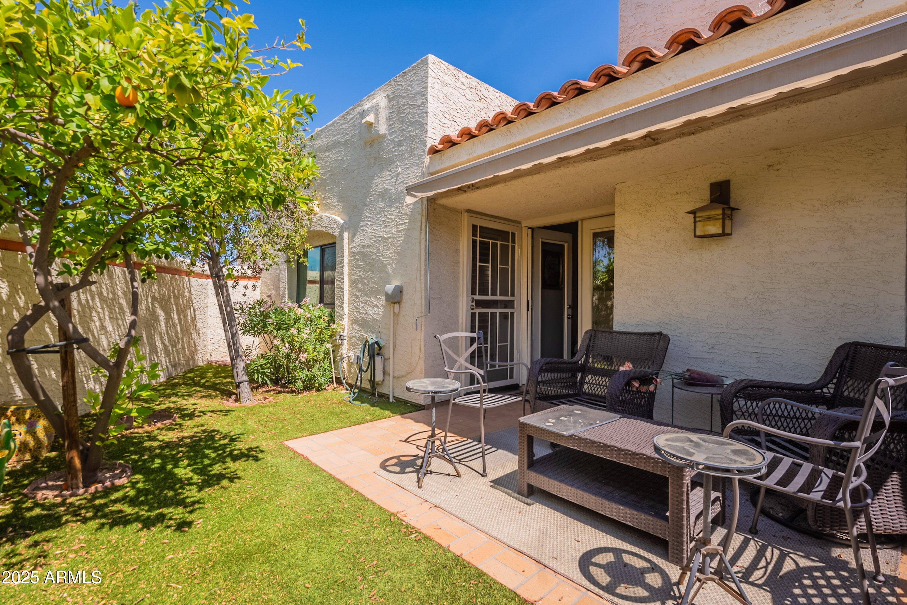 2413 E RANCHO Drive