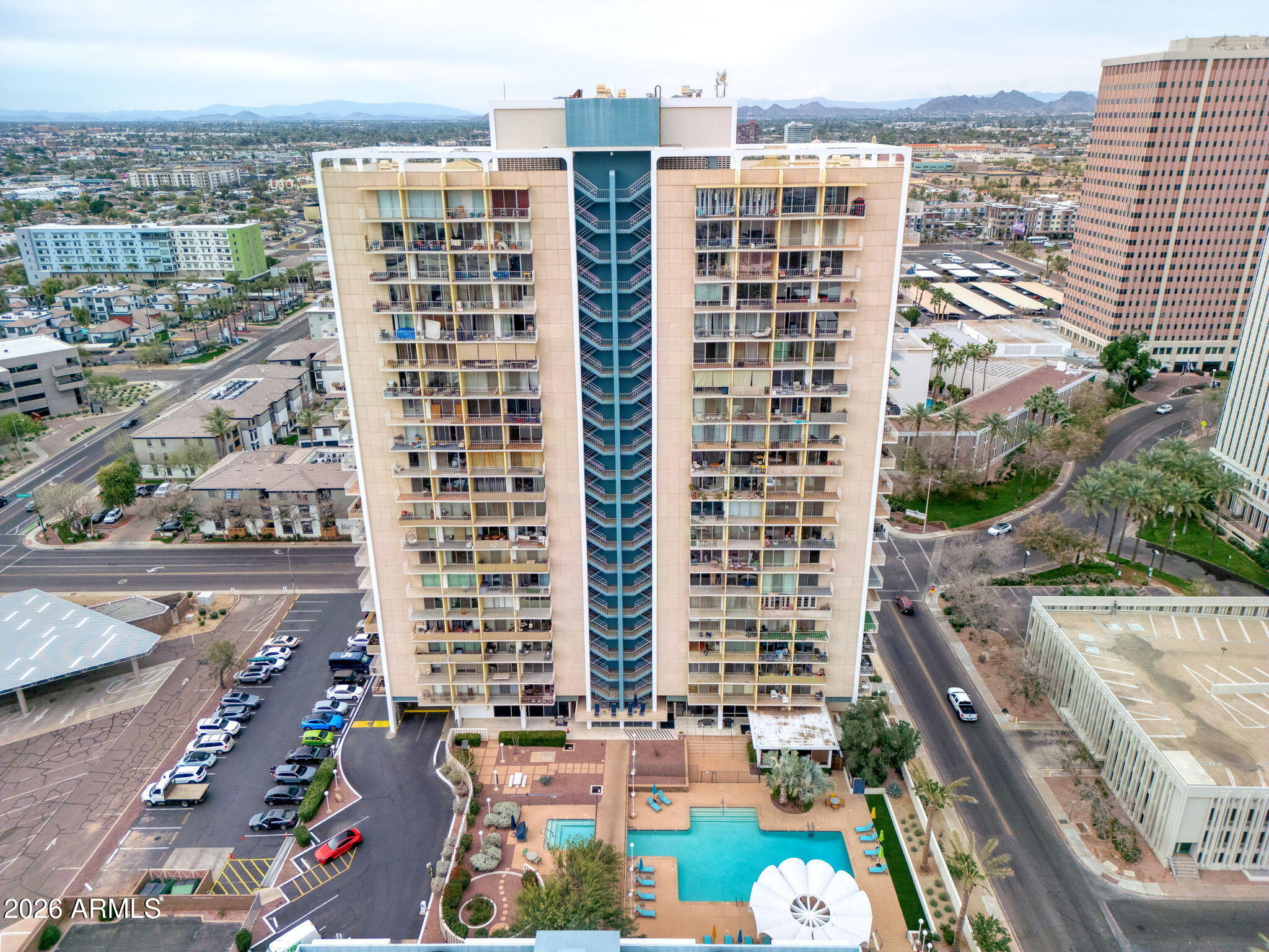 207 W CLARENDON Avenue 3H