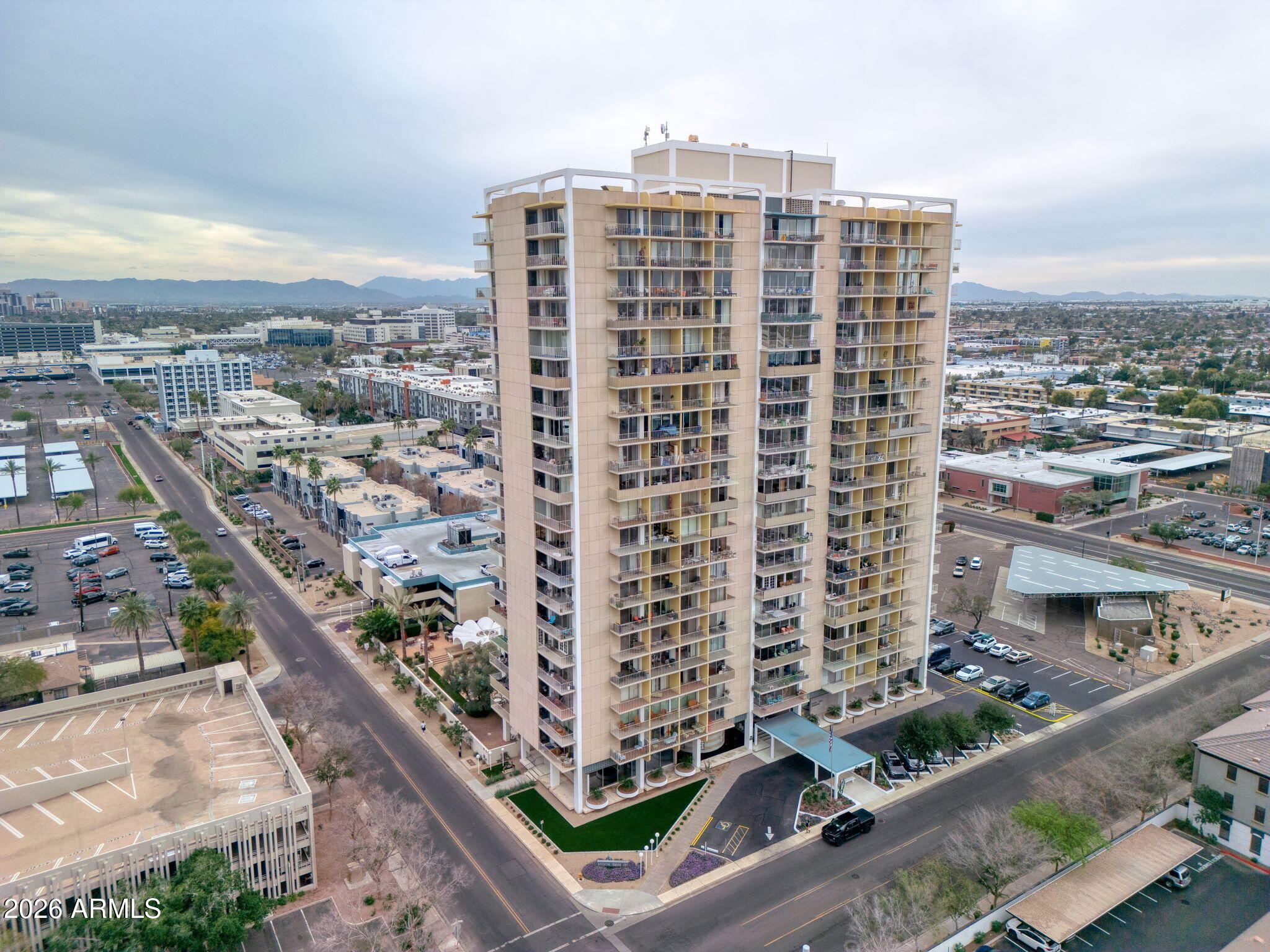 207 W CLARENDON Avenue 3H