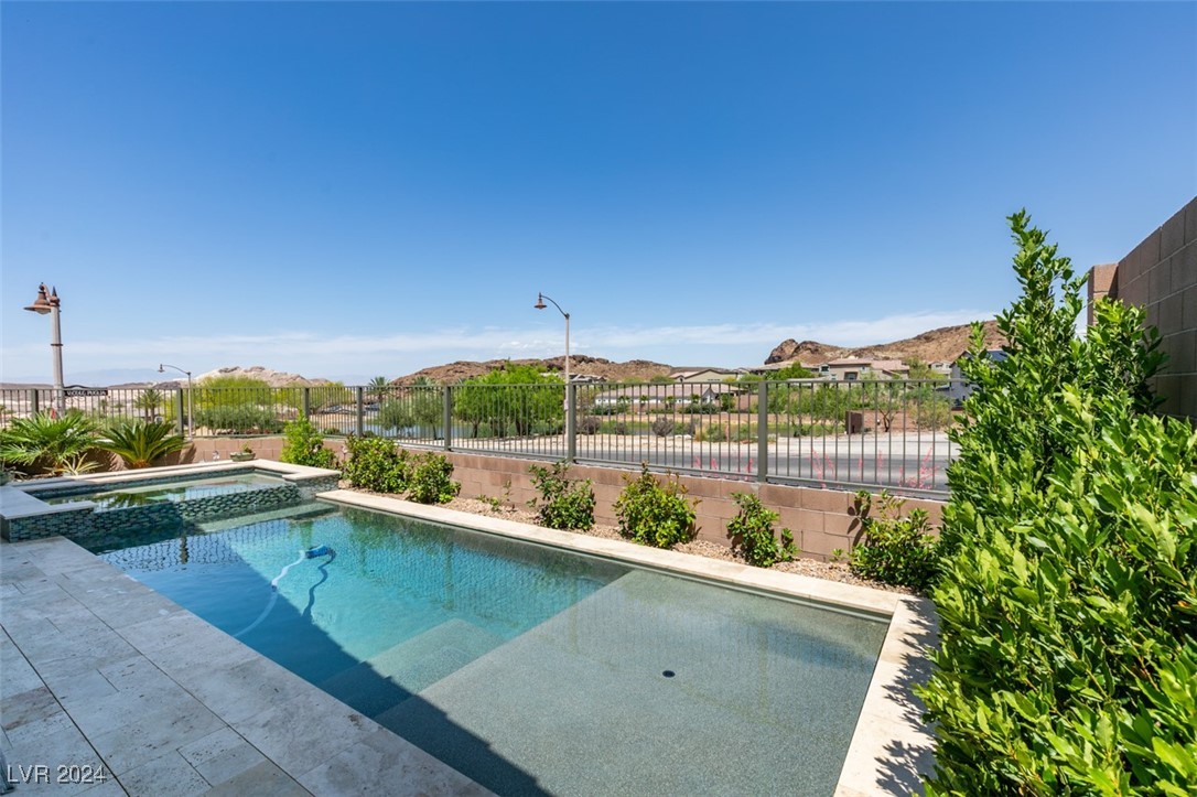 32 Strada Caruso
