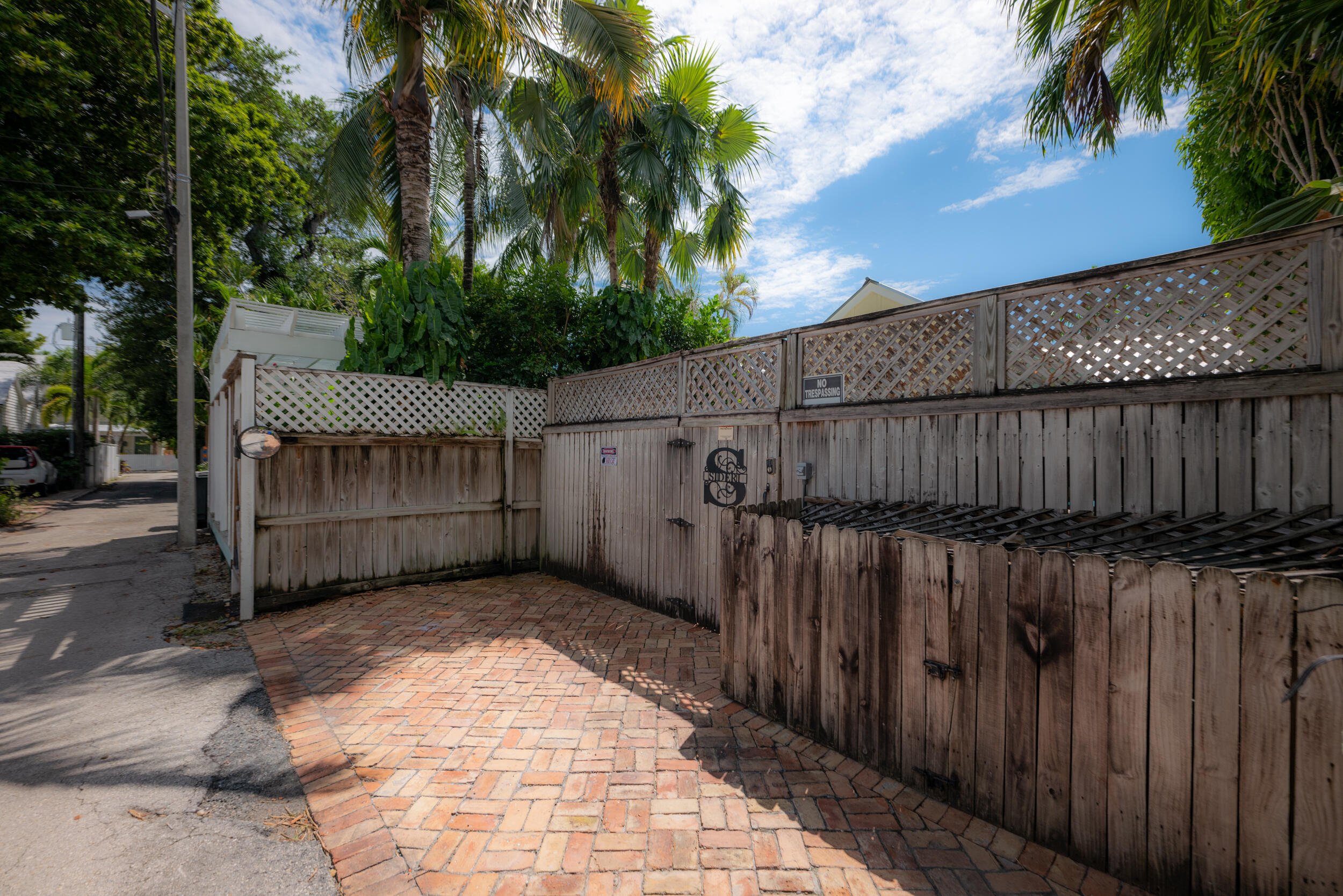 823 Elizabeth Street