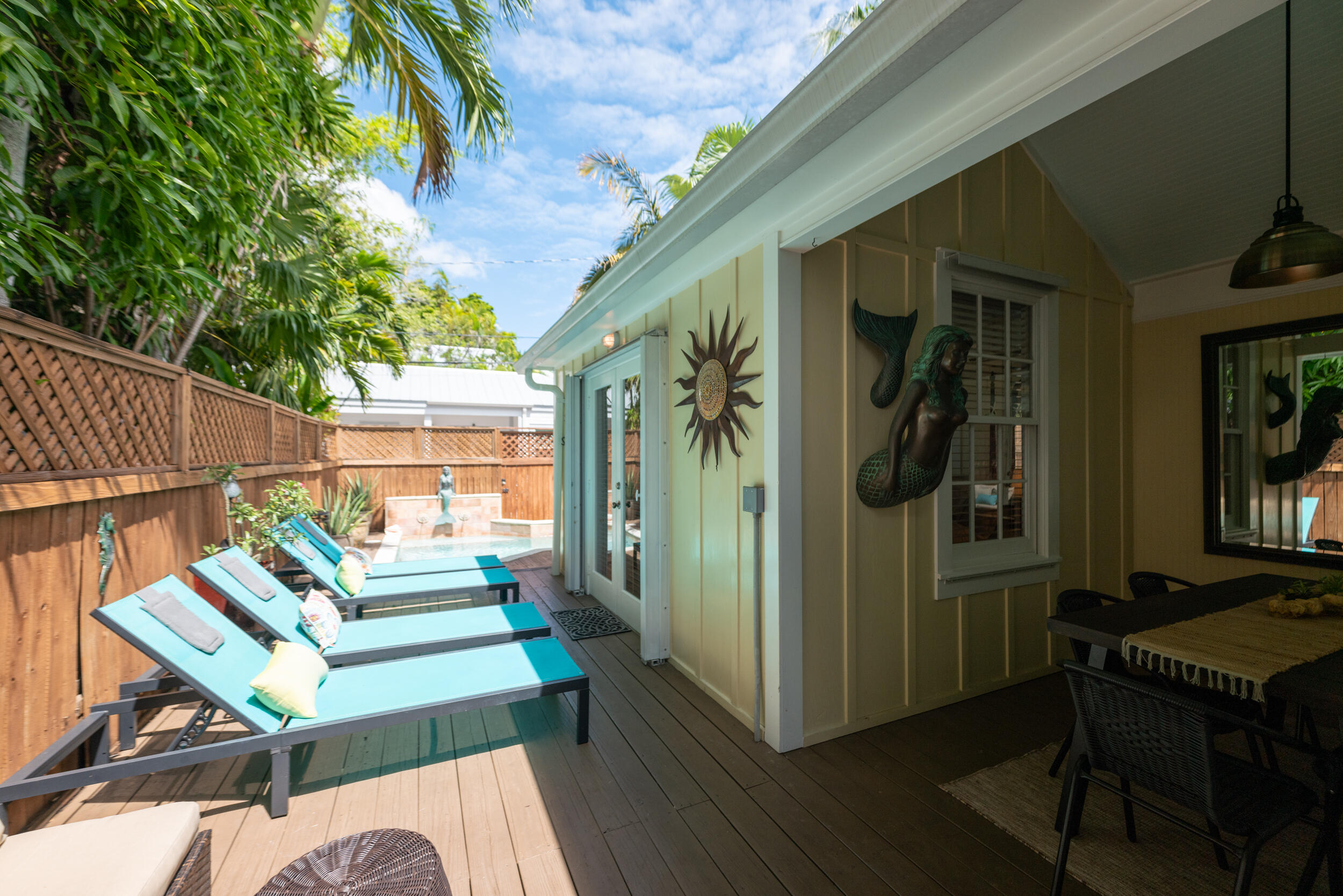 823 Elizabeth Street