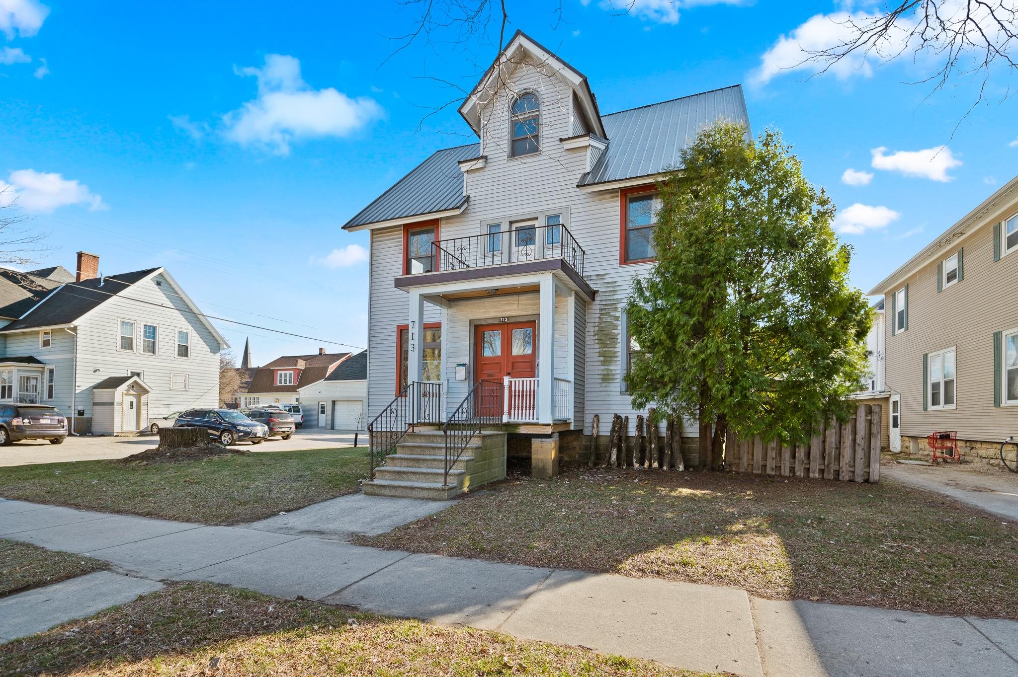 713 DOUSMAN Street