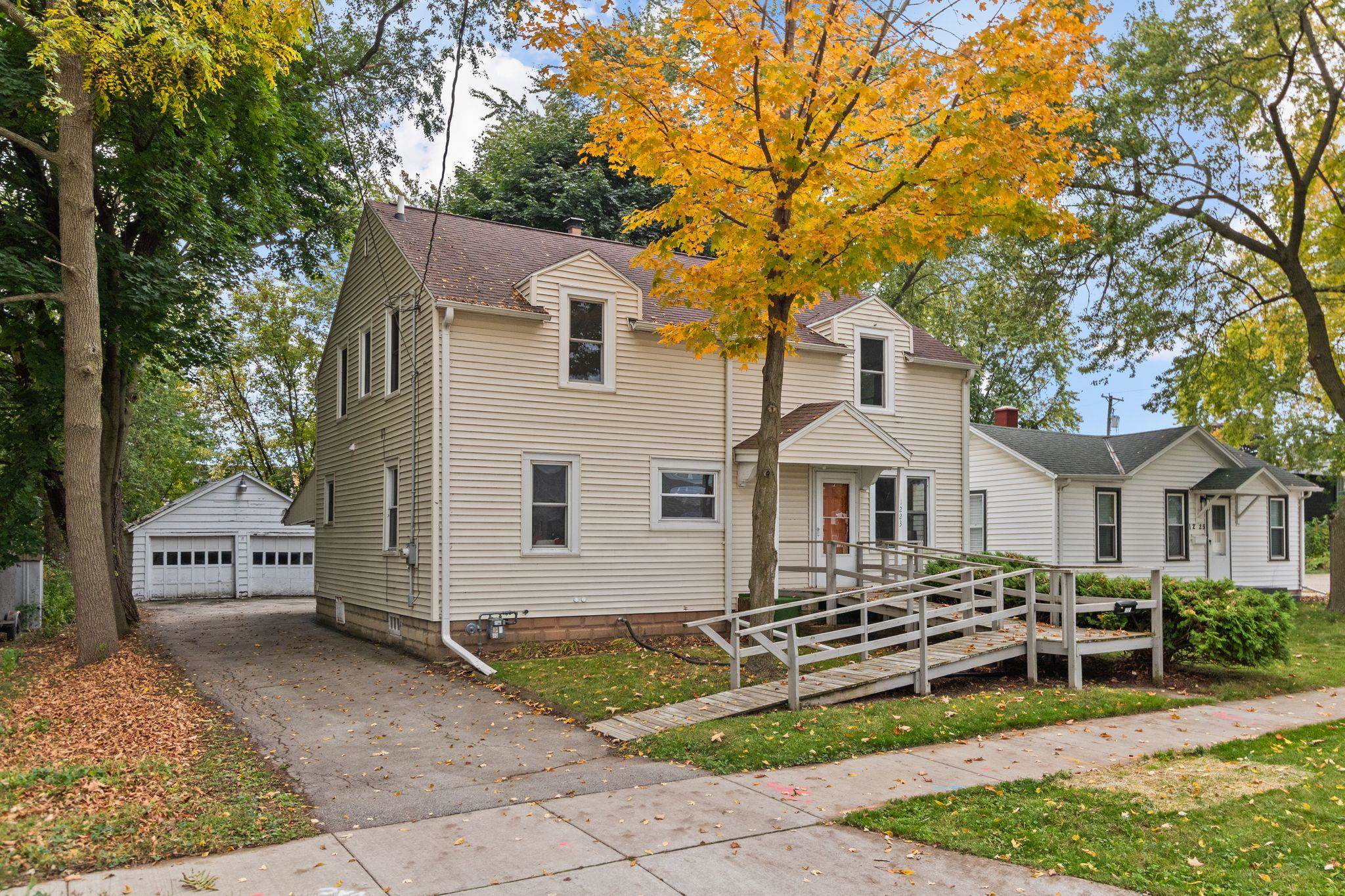 1223 W SUMMER Street