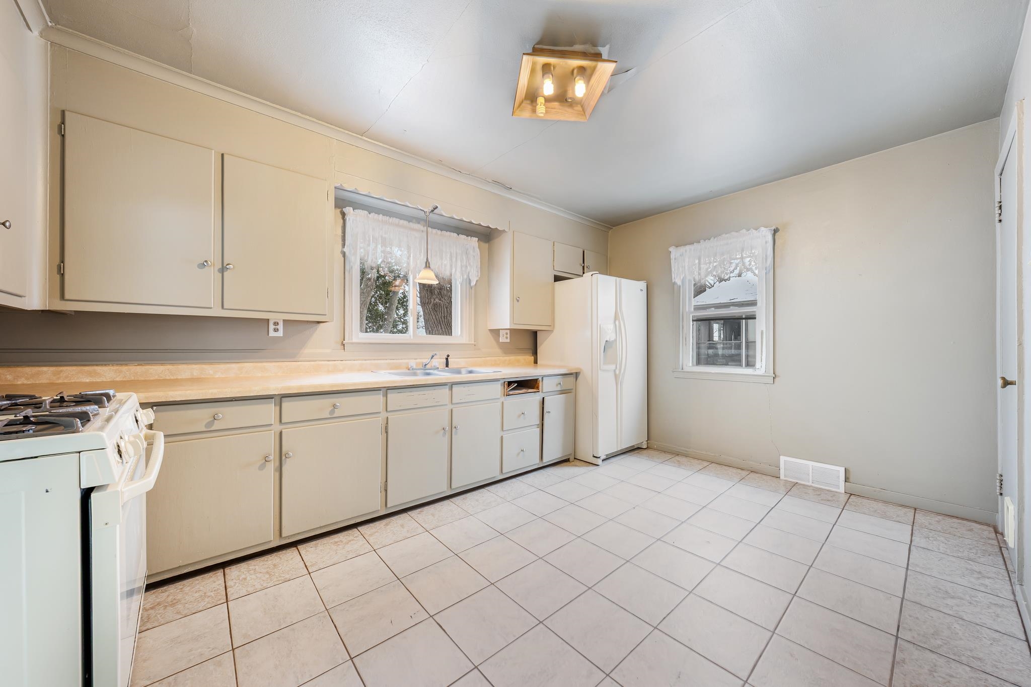 2453 EAST SHORE Drive