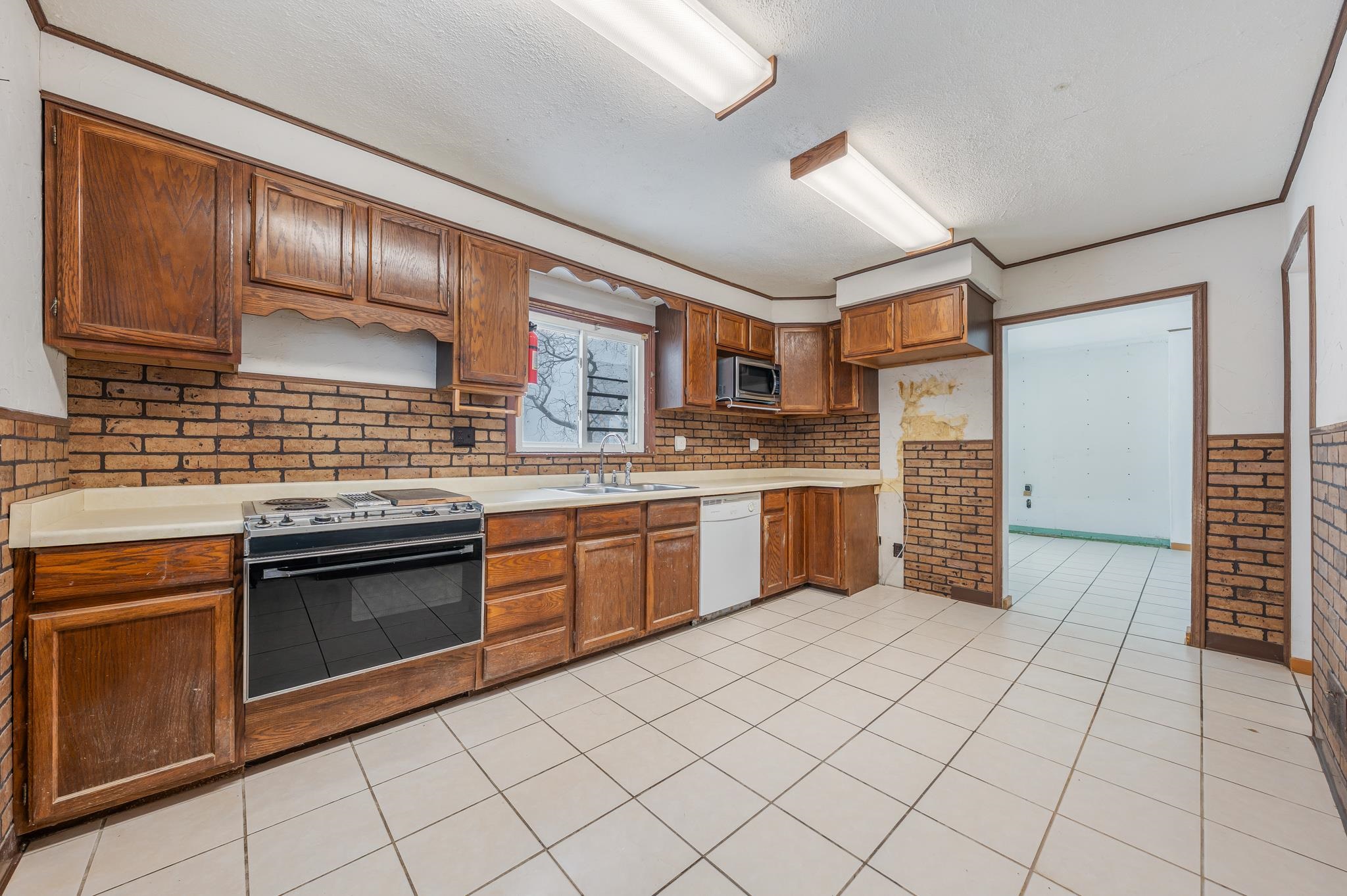 2453 EAST SHORE Drive