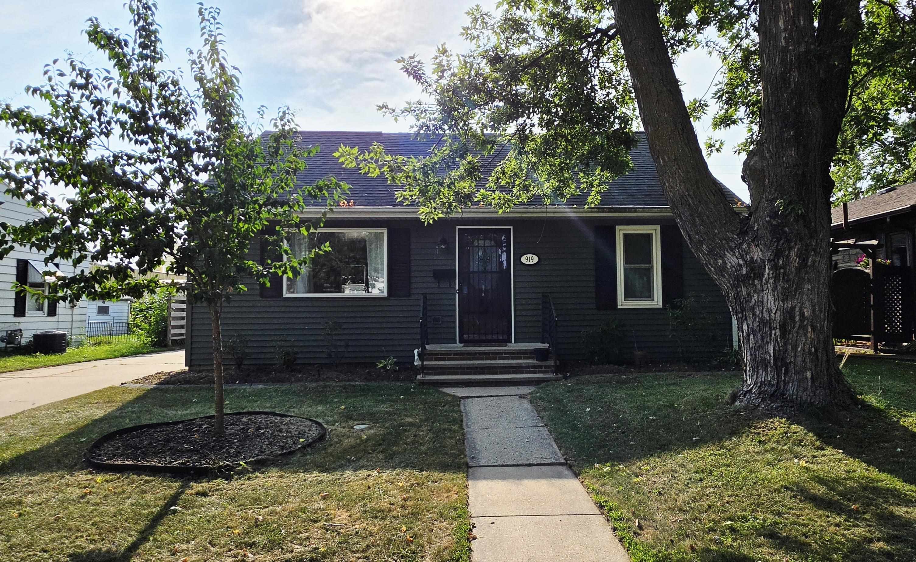 919 N SHARON Street