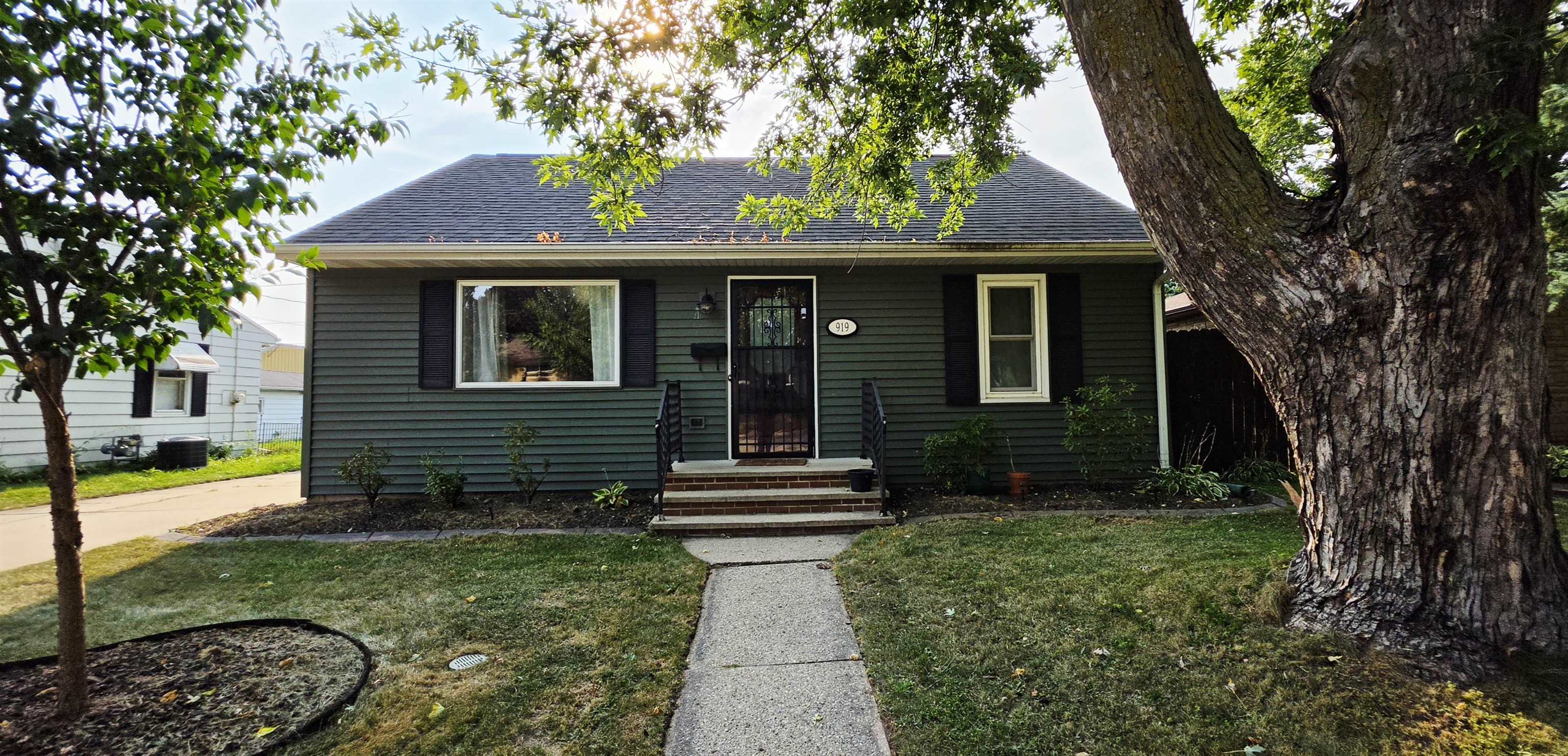 919 N SHARON Street
