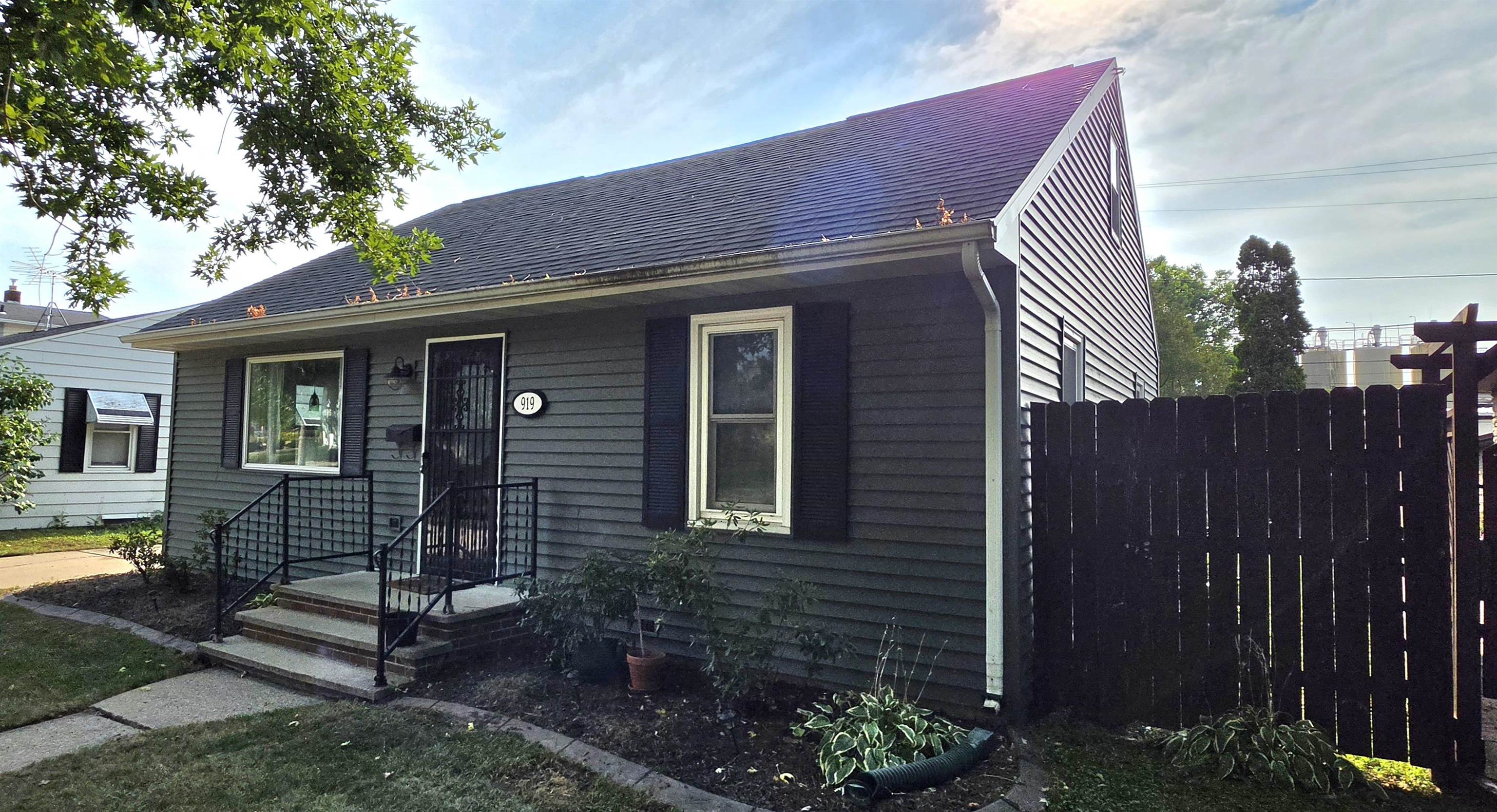 919 N SHARON Street