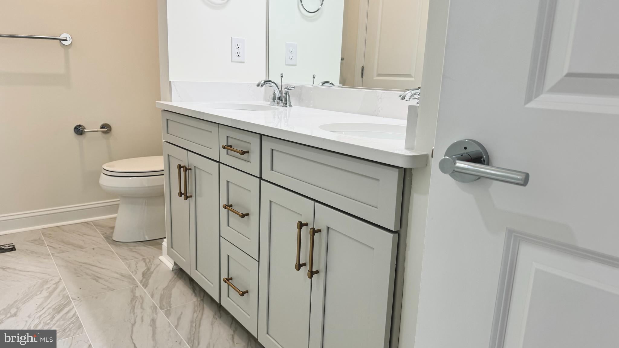 300 DIXON STREET 208