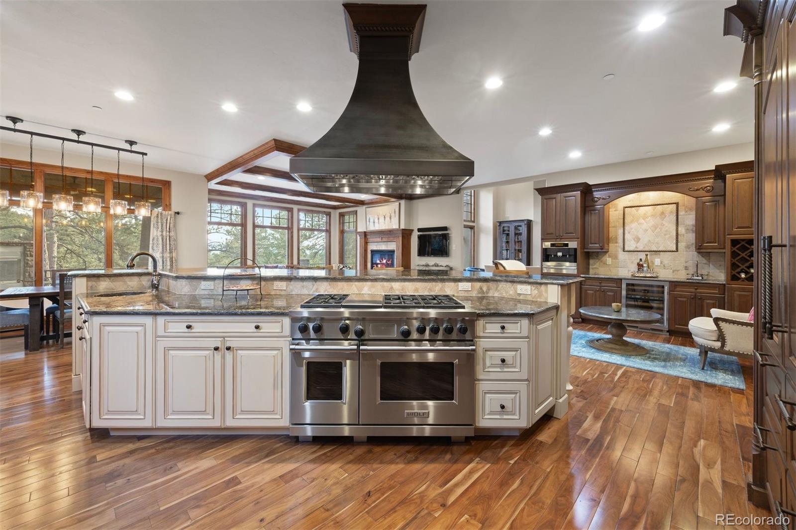 976 COUNTRY CLUB Parkway